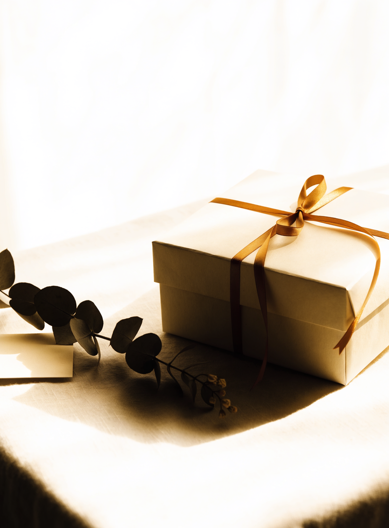 Geschenkbox mit goldenem Band