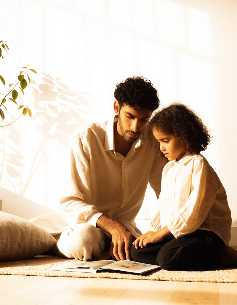 Familie liest gemeinsam